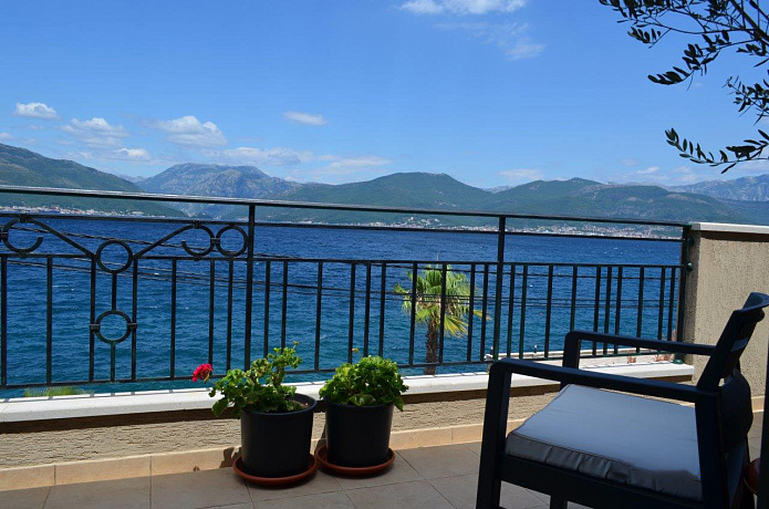 Apartment with panoramic sea view on the first line in Krasici